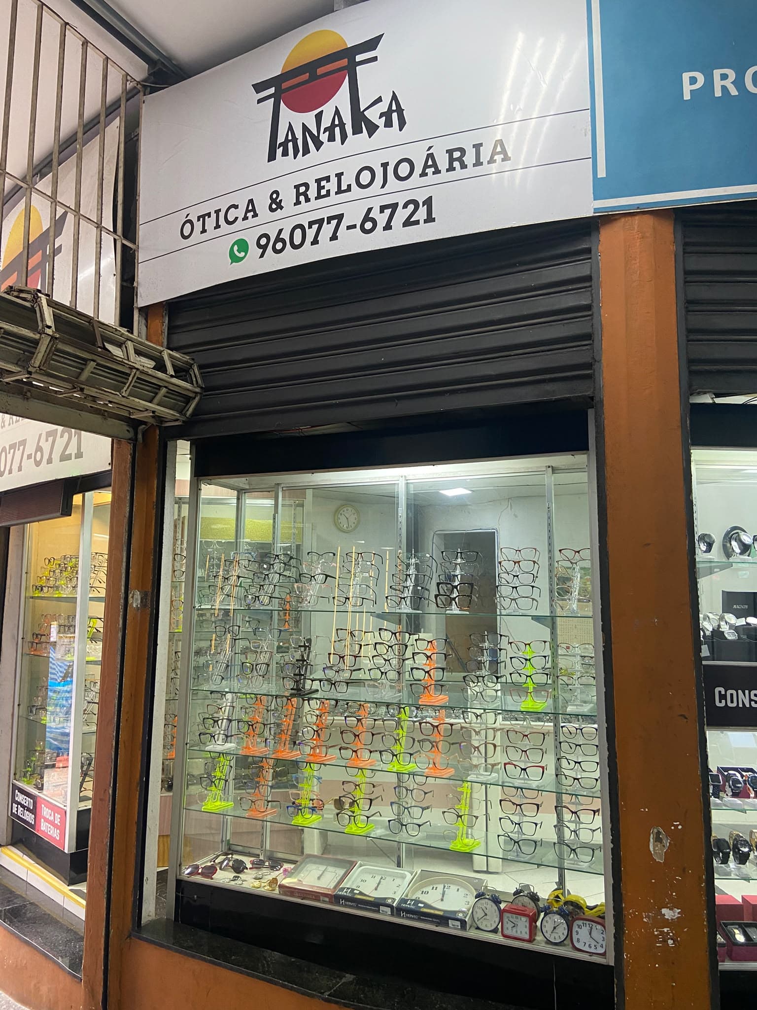 Vitrine de armações de óculos da Tanaka